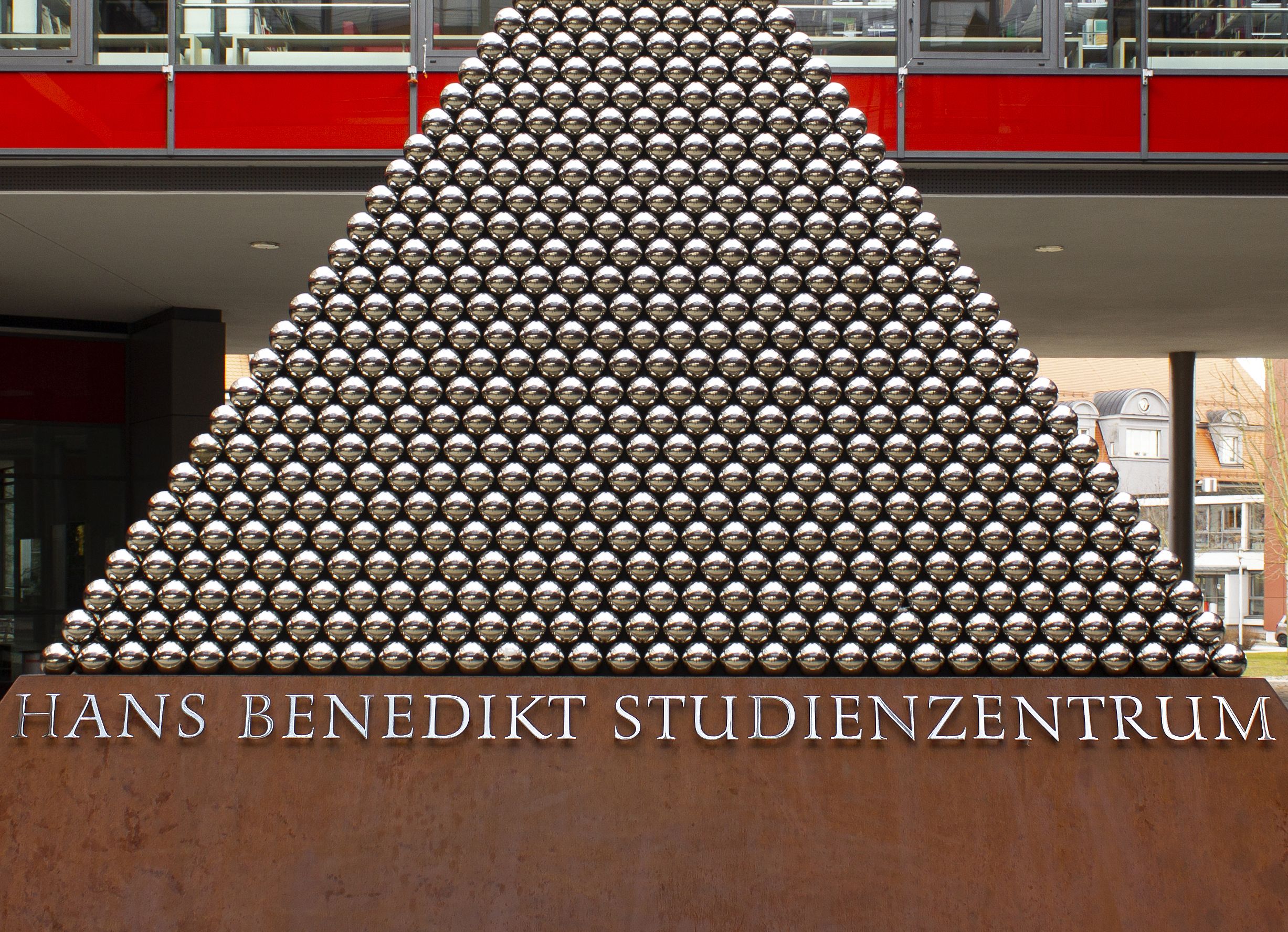 Kunst-Objekt: Pyramide auf dem Campus der Hochschule Augsburg mit Versalfiguren in Edelstahlausführung von Prof. Hans R. Heitmann